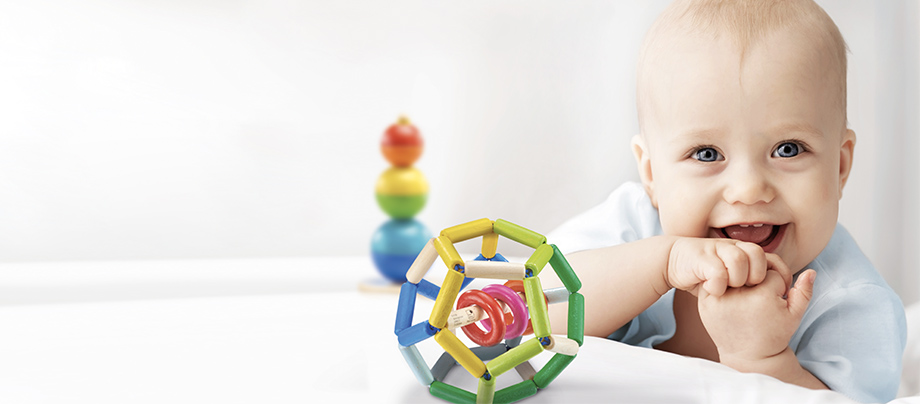 Selecta-Baby-Bild-mit-Spielzeug
